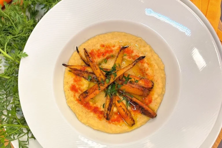 Purê de grão-de-bico com mini cenouras glaciadas