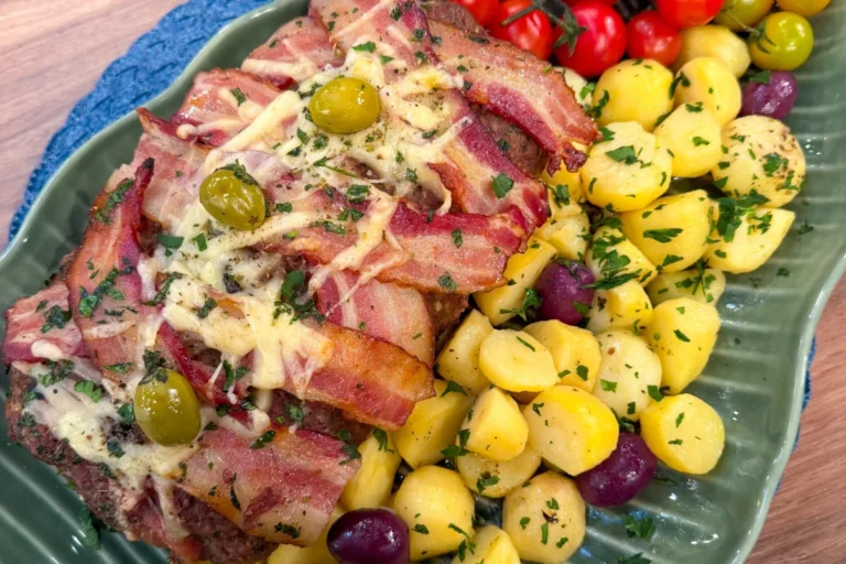 Rocambole de carne moída com bacon