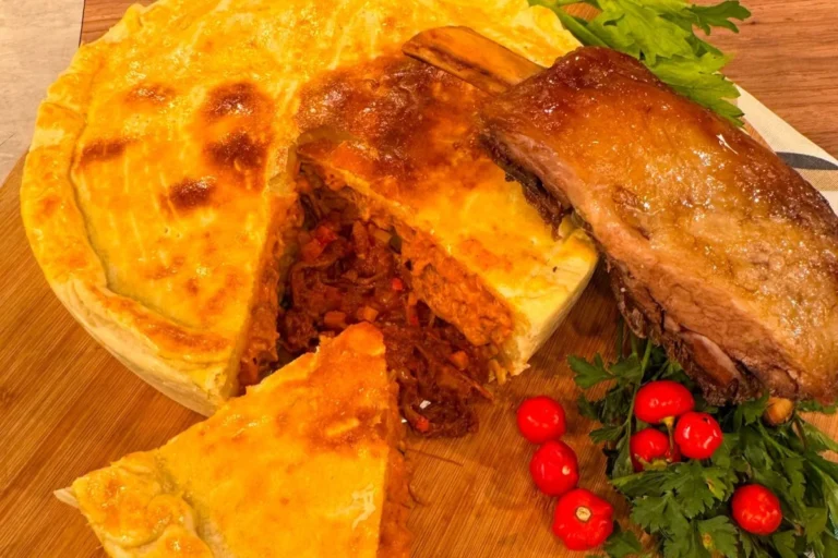 Torta cremosa com recheio de ragu