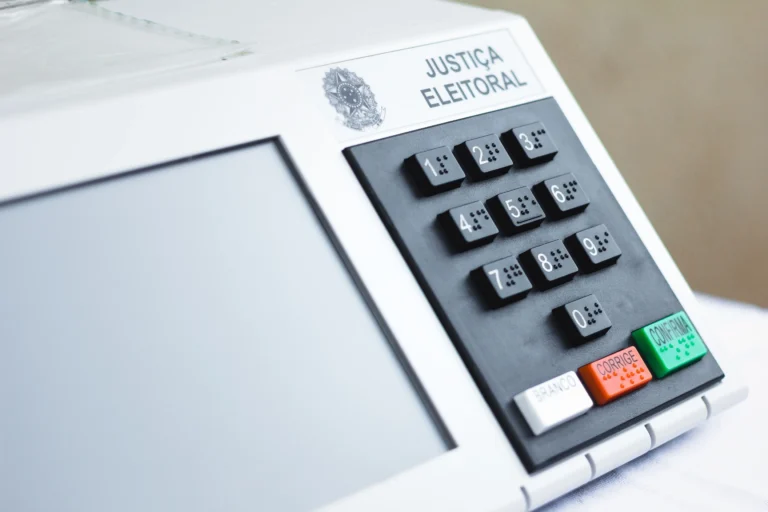 Imagem de capa representando o destaque: Eleições 2026: por que dois senadores serão eleitos por estado?
