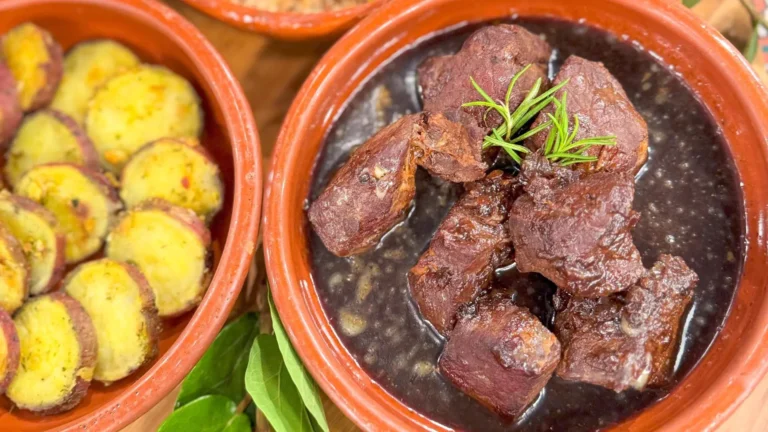 Pernil laqueado e batatas rústicas