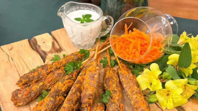 Kafta com cenoura e molho de iogurte com hortelã