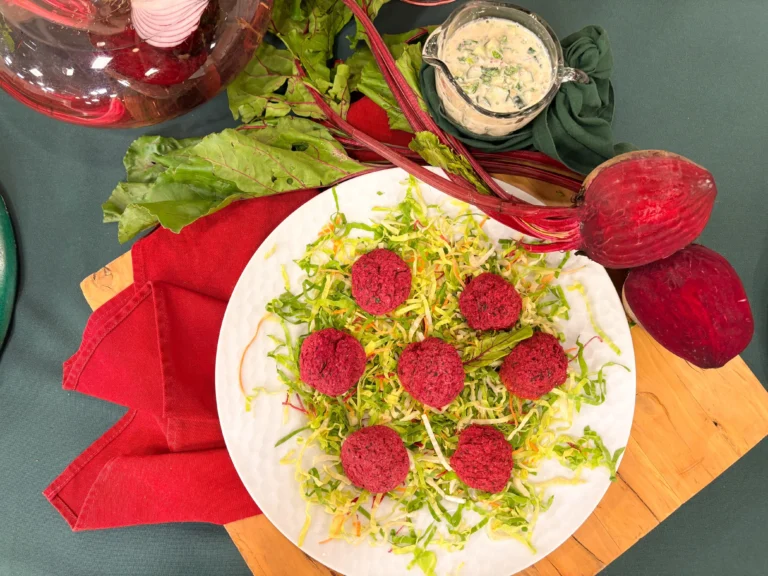 Falafel de beterraba com molho de pepino fresco e tahine