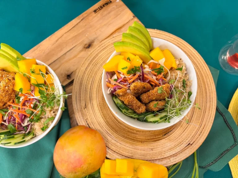 Poke com cubos de frango empanado