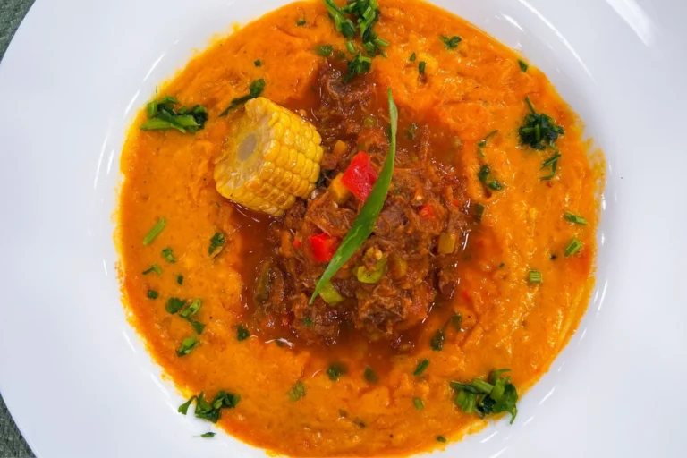 Carne louca com creme de mandioca