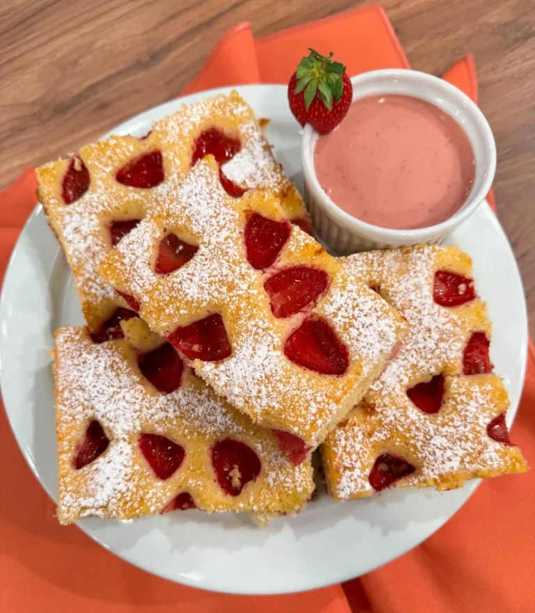 Saboroso bolo de morango assado