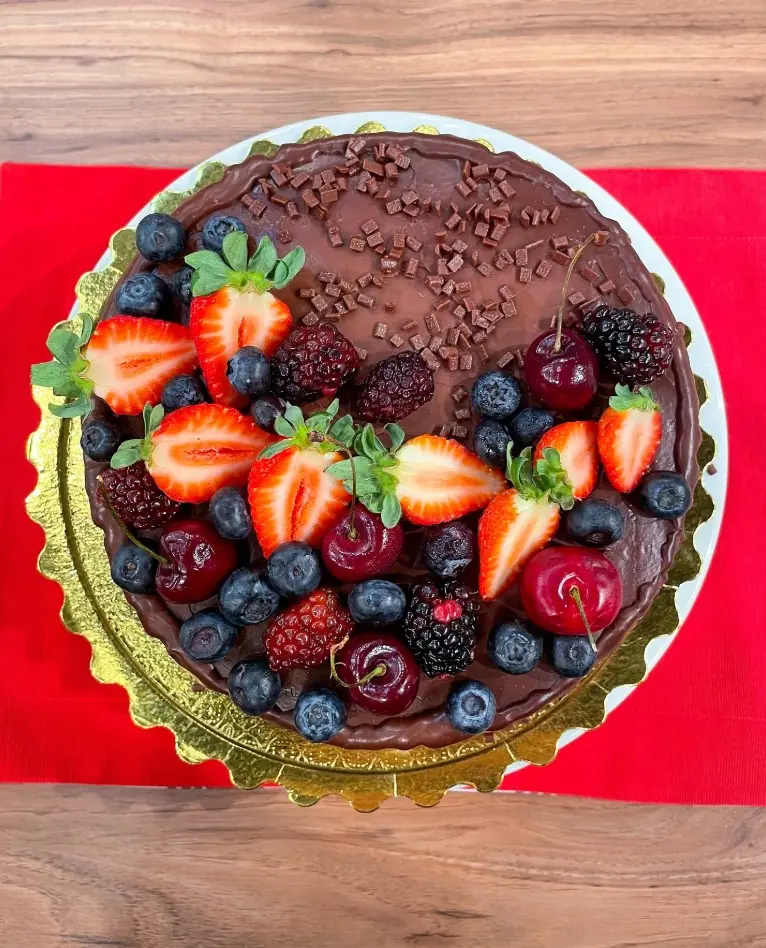 Delicioso bolo de chocolate trufado com frutas vermelhas