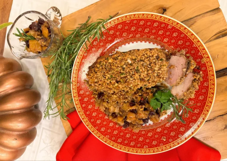Filé mignon suíno com crosta de castanha-de-caju e molho de abacaxi
