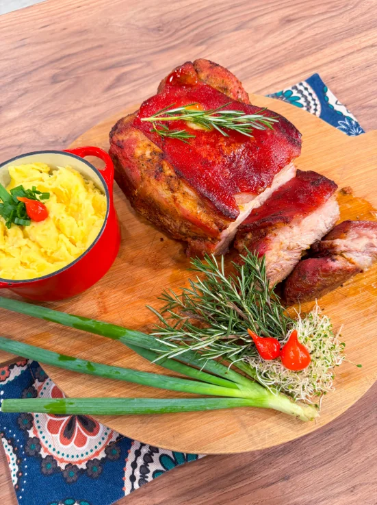 Deliciosa paleta de porco com purê de mandioca