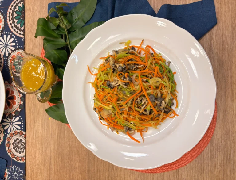 Espaguete misto de legumes com shimeji e molho cítrico