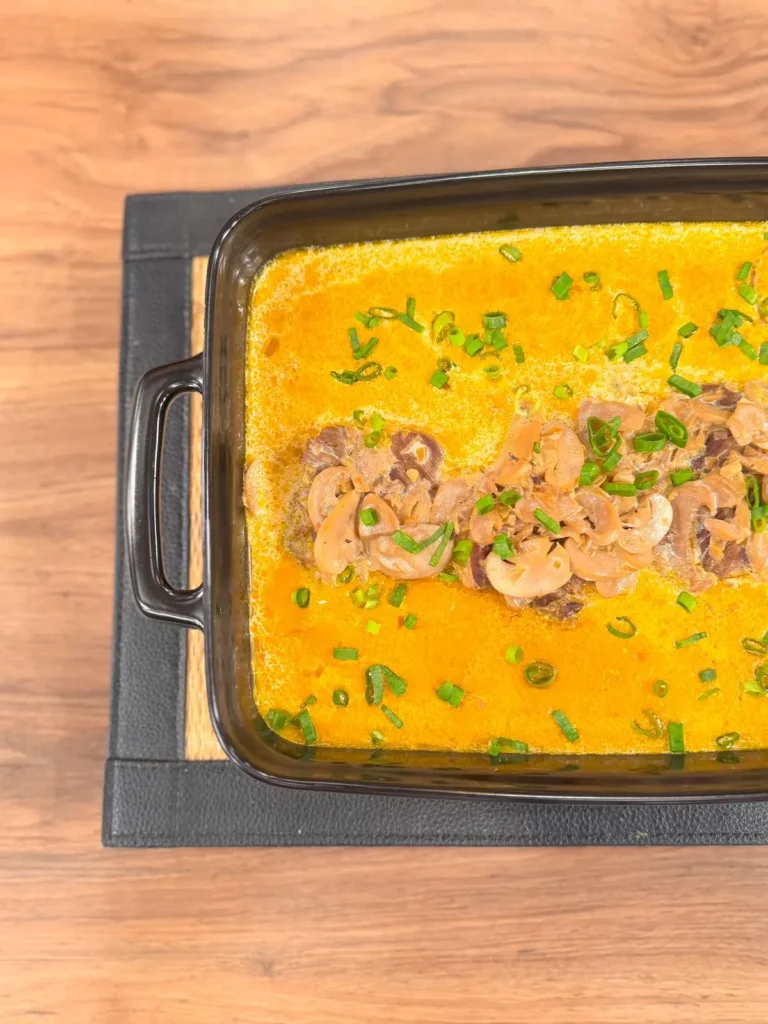 Aprenda um bife à role ao molho de cogumelos