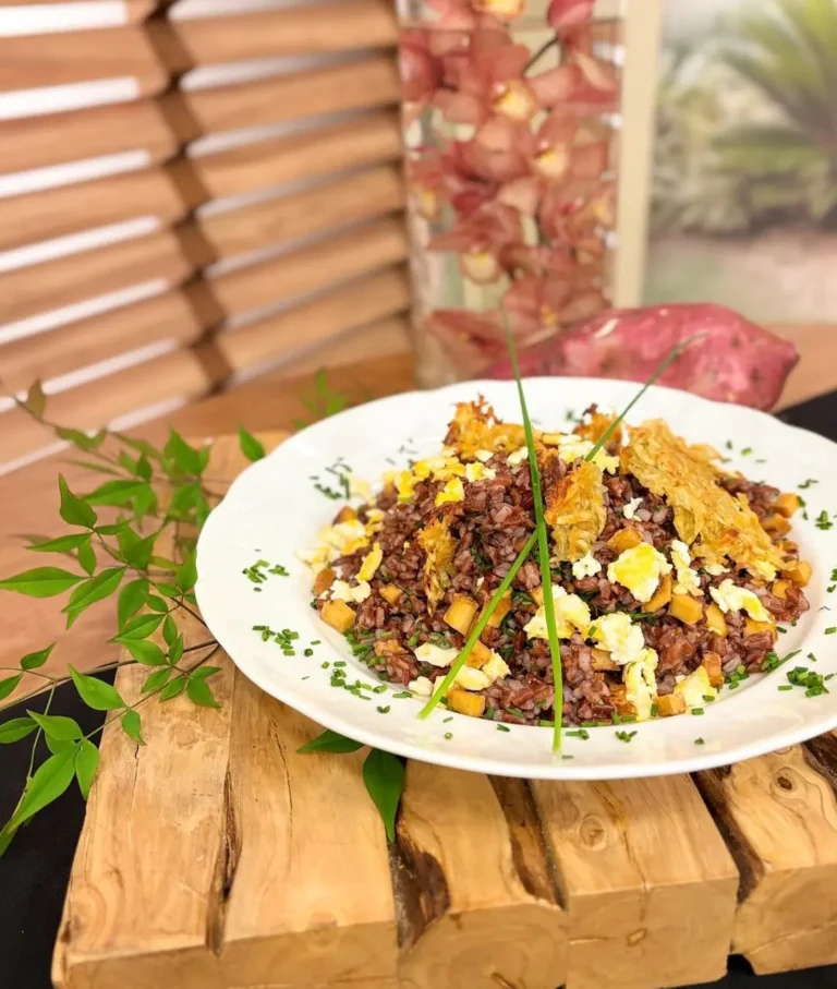 Arroz biro-biro com tofu defumado e crispy de batata-doce