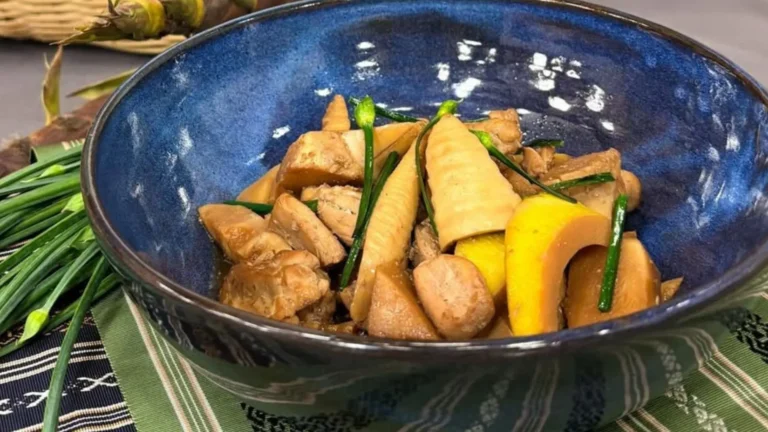 Cozido de frango com broto de bambu