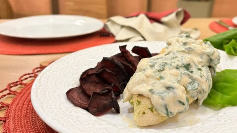 Filé de frango ao molho cremoso de espinafre e chips de beterraba