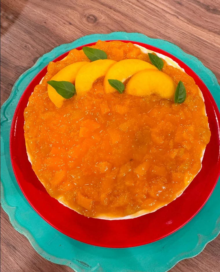 Saboroso cheesecake de pêssego