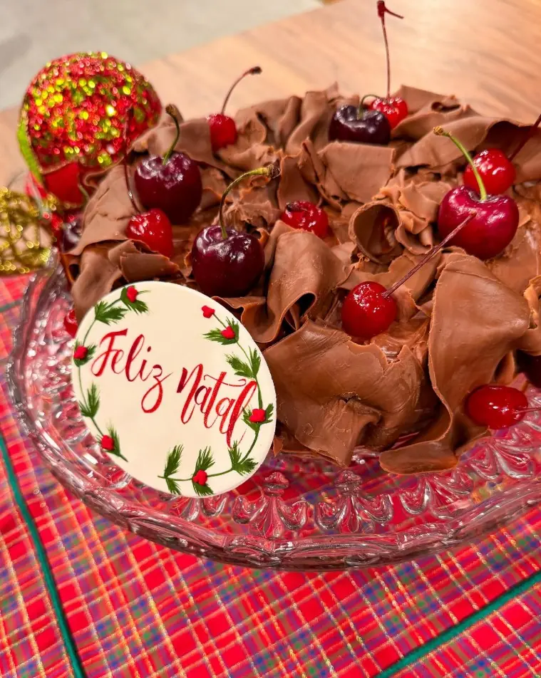 Bolo de chocolate com cereja