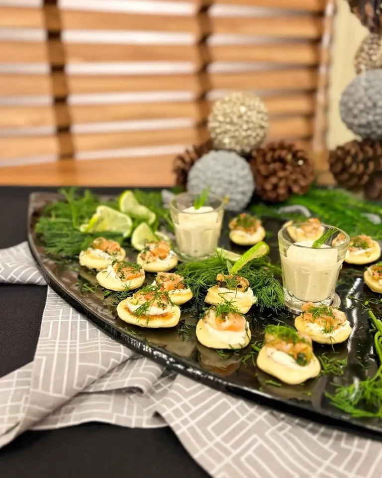 Gravlax de salmão com blinis sem glúten e sem lactose