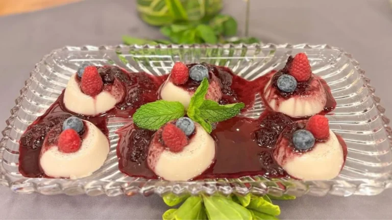 Panna cotta com calda de açaí e frutas vermelhas