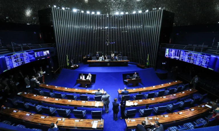 Imagem de capa representando o destaque: CCJ do Senado aprova o fim da escala 6x1