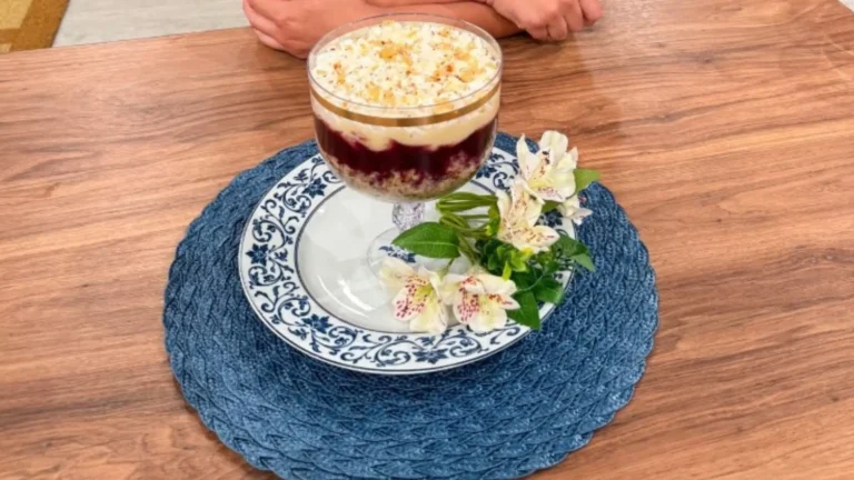 Bolo cremoso de frutas vermelhas na taça