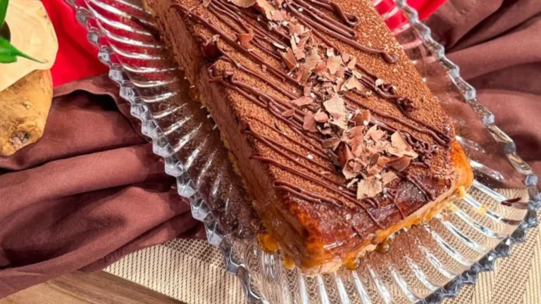 Delicioso gelado de chocolate com caramelo