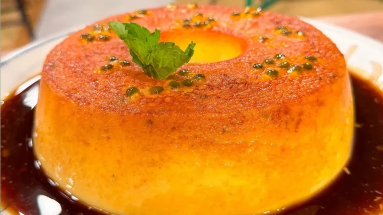 Delicioso pudim de maracujá com calda de chocolate