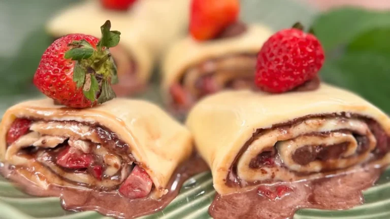 Doce rocambole de ninho com chocolate e morango