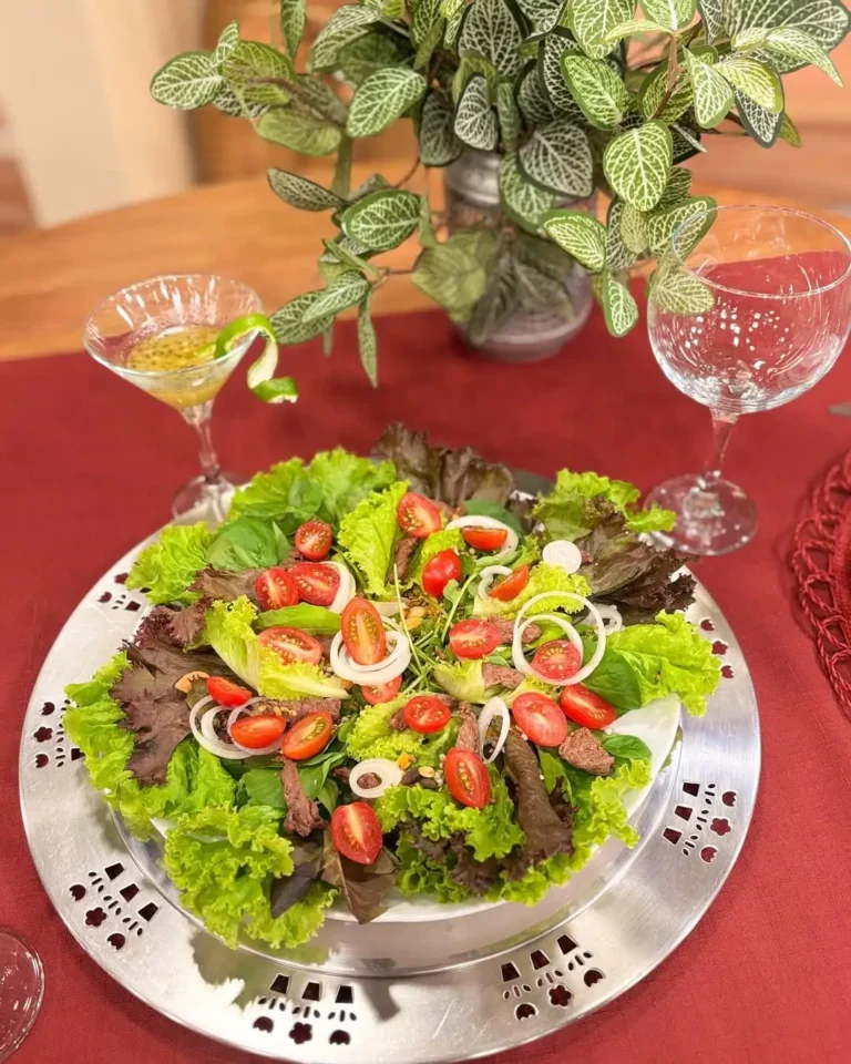 Salada verão com molho de limão e suco energético