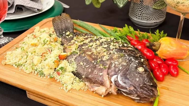 Tilápia inteira assada com azeite de alho e farofa de caju