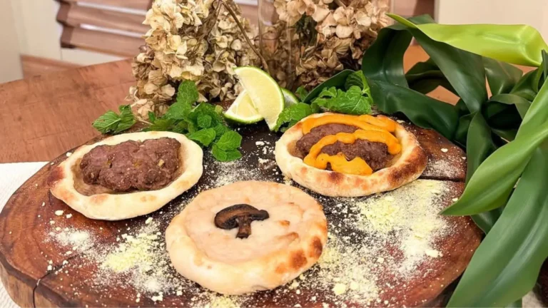 Esfirra aberta de carne e esfirra aberta de queijo com cogumelos
