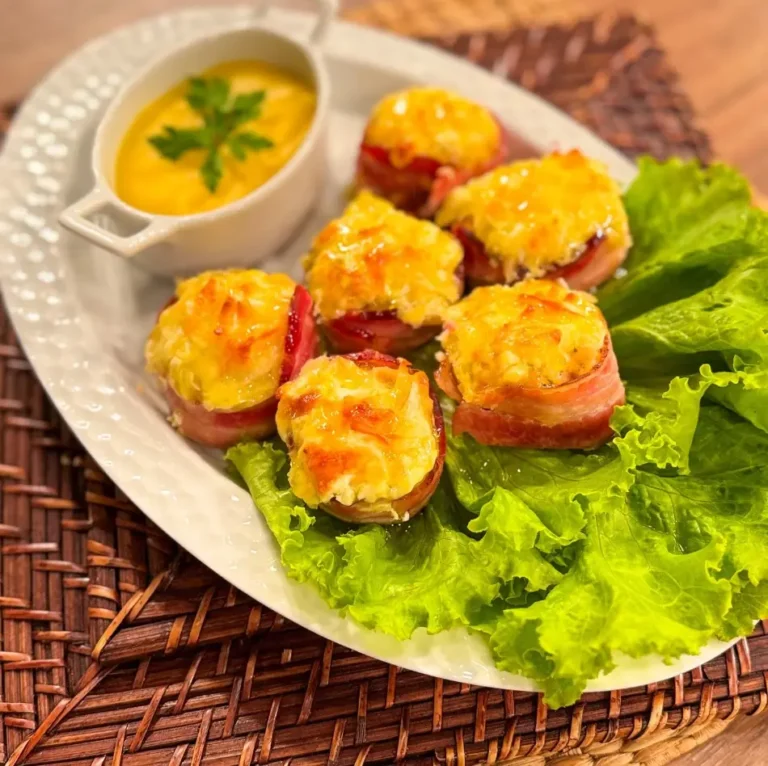 Delicioso vulcão de frango com bacon e queijos