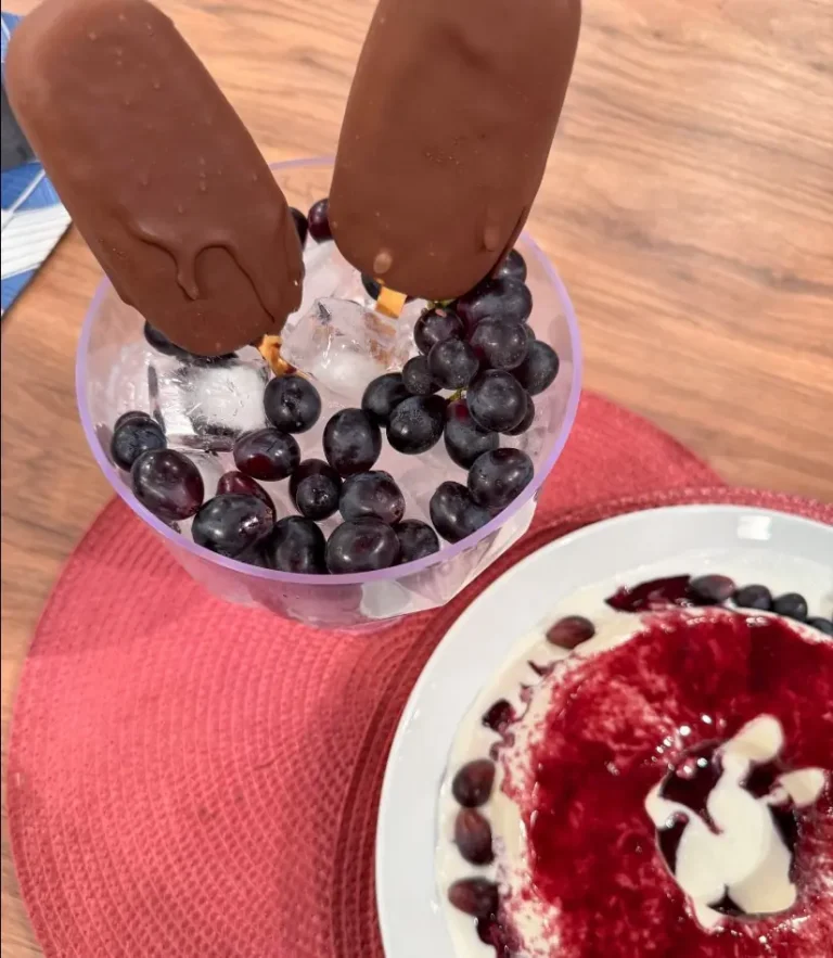 Saboroso sorvete caseiro com casquinha de chocolate