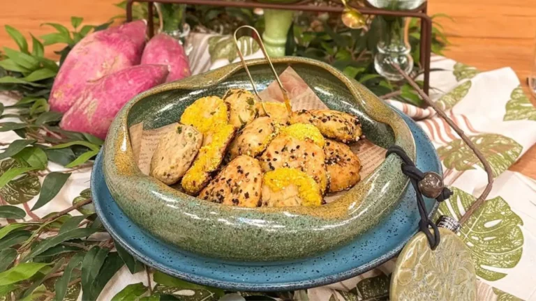 Bolinho de atum com molho de iogurte