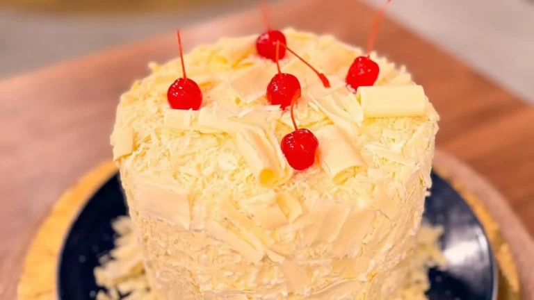 Delicioso bolo de floresta branca