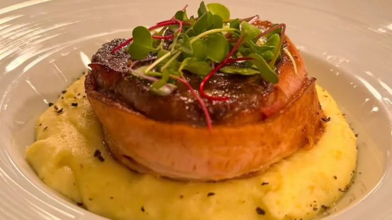 Medalhão de bombom de alcatra com bacon e aligot