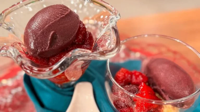 Delicioso morango assado com farofa de leite em pó