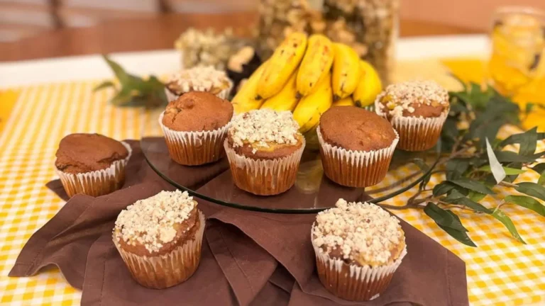 Muffins de banana com passas e castanhas do Pará