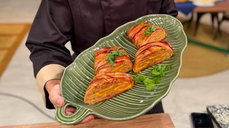 Crocante e suculento rocambole de frango com bacon