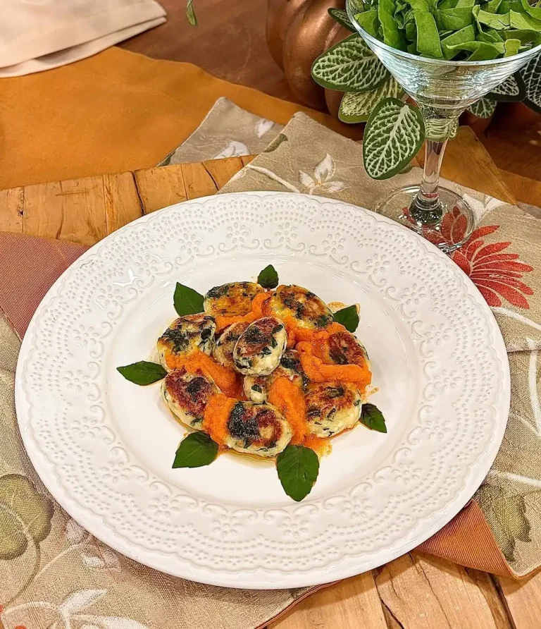 Nhoque de ricota e espinafre com molho de tomates e manjericão