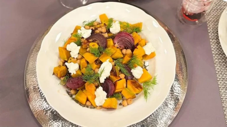 Abóbora assada com grão de bico, cebola roxa e iogurte!