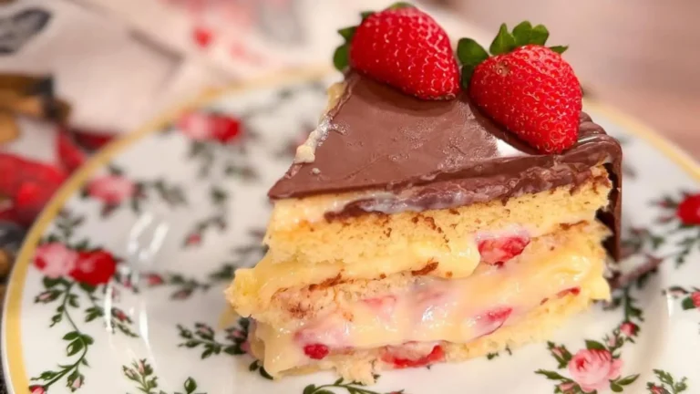 Delicioso bolo de bombom de morango