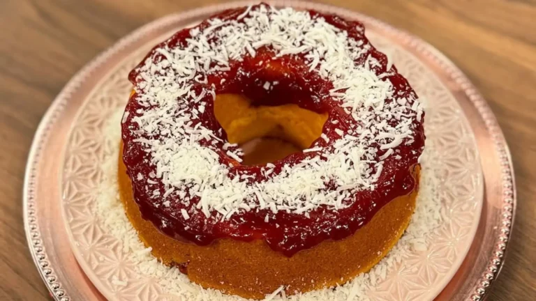 Maravilhoso bolo de fubá com coco e goiabada
