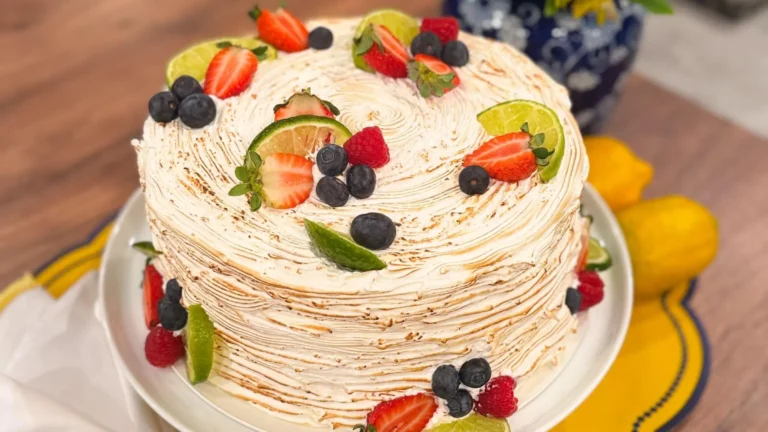 Bolo de limão fofinho com ganache de frutas vermelhas
