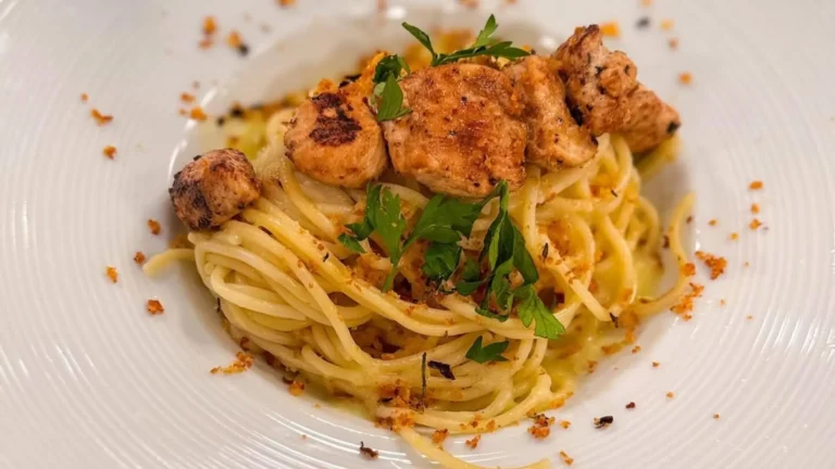 Espaguete cremoso ao alho e óleo com tirinhas de frango