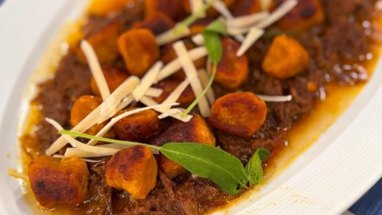 Delicioso nhoque de abóbora com carne desfiada