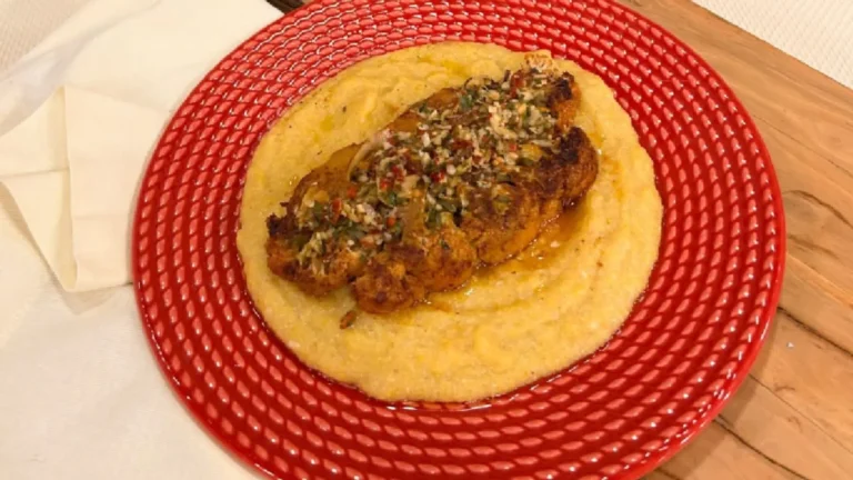 Couve-flor grelhada ao molho chimichurri e polenta cremosa