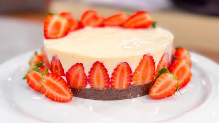 Maravilhosa torta de leite em pó com morangos