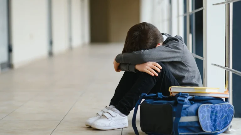 Imagem de capa representando o destaque: Como os traumas de infância podem impactar na vida adulta?