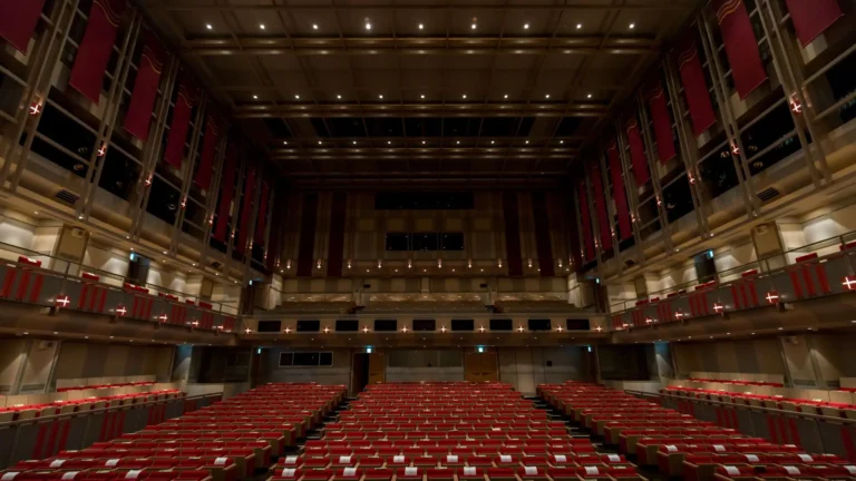 Bete Coelho é 'Petra' em peça de teatro inspirada em clássico de cinema