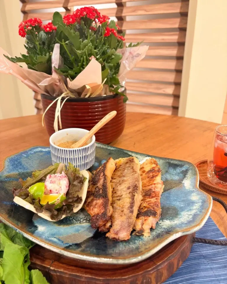 Tilápia grelhada marinado no missô e uma salada ao molho de gergelim